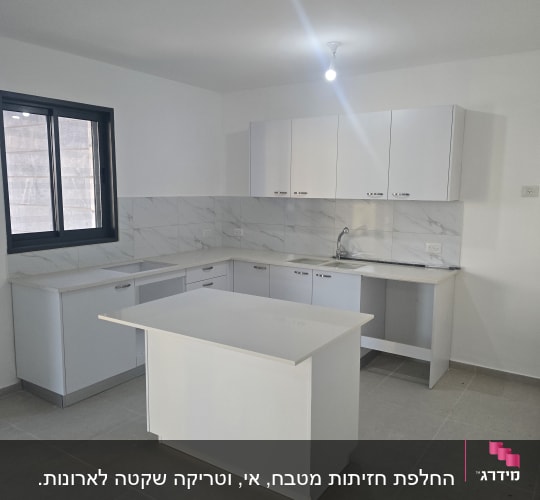 אי מטבח לבן מודרני במרכז מטבח חדש עם ארונות לבנים